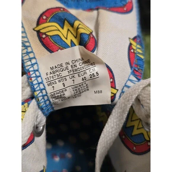 Converse Wonder Woman Vintage Comic Print Size Men's 7 Women's 9 EUC Rare HTF - Picture 10 of 12